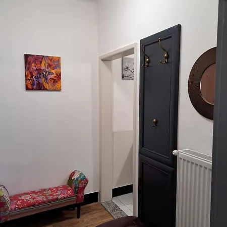 Cozy Town Center Retreat *