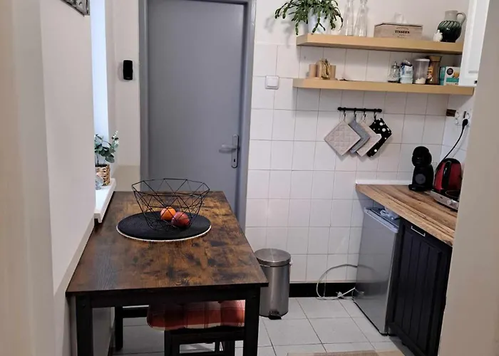 Cozy Town Center Retreat Appartamento Komárno